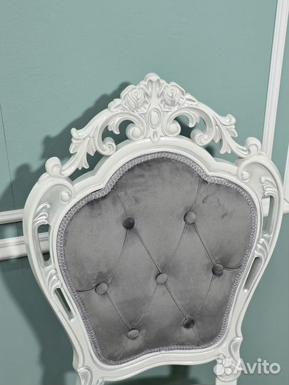 Стол и стулья