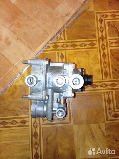 Клапан управления тормозами прицепа двухпроводной