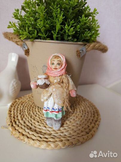 Ватная елочная игрушка Девушка с кувшином