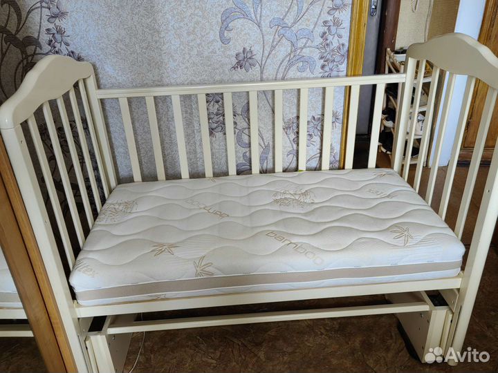 Детская кроватка с маятником