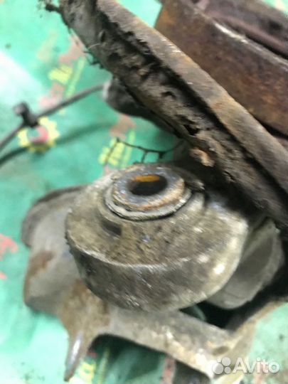 Кулак задний левый Volvo S60 седан 2.8 2000