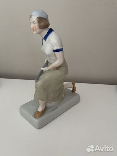 Статуэтка Девушка с ружьем