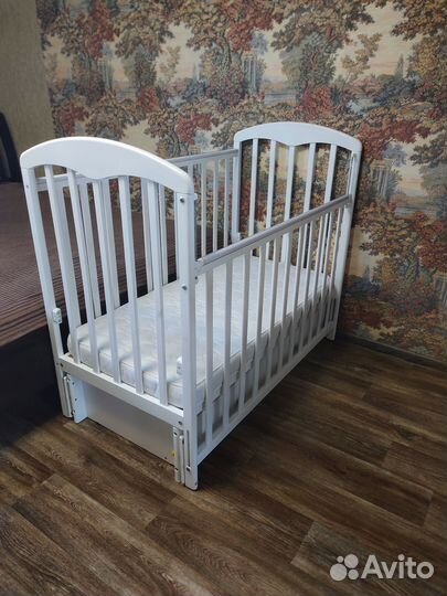 Детская кроватка с маятником и ящиком