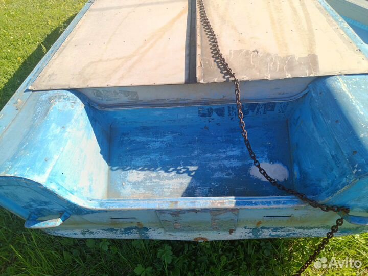 Лодка с местом стоянки