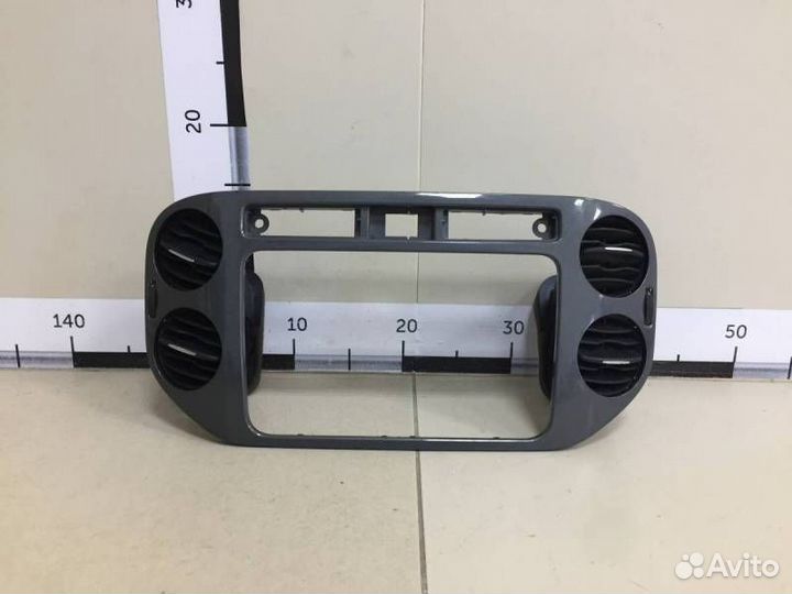 Рамка магнитолы Volkswagen Tiguan 5N2 2011-2016