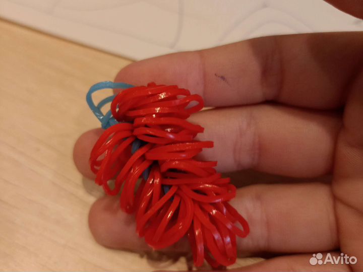 Перо из резинок. Можно нацепить на серёжку