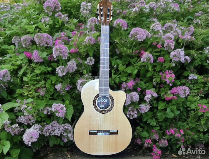 Электроакустическая классическая гитара LAG