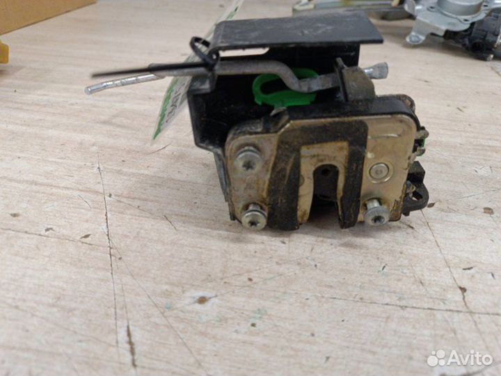 Замок двери задний правый Hyundai Solaris 1 2010