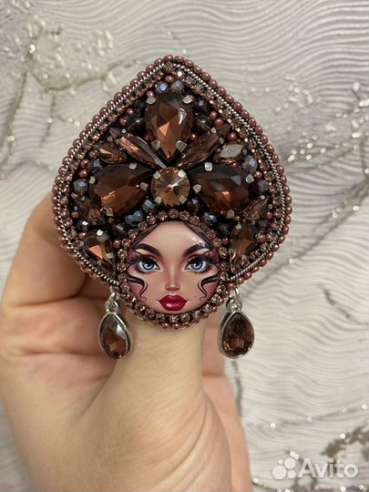 Брошь «Матрёшка» в бежевом,коричневом цвете