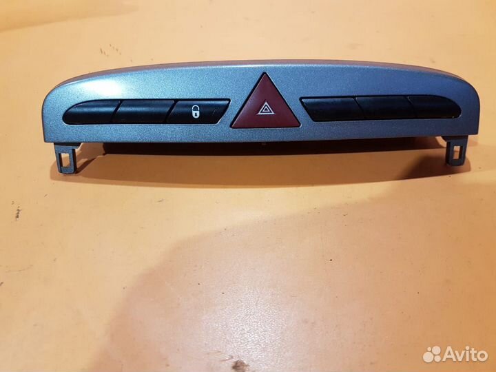 Кнопка аварийки на Peugeot 308