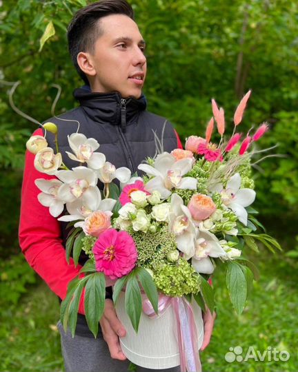 Цветочные букеты в шляпной коробке