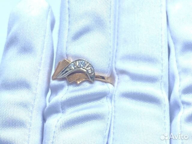 Кольцо с природным камнем Золото