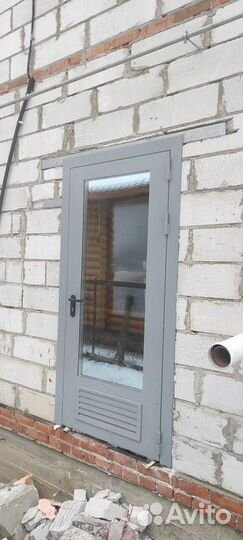 Входная противопожарная металлическая дверь