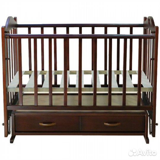 Детская кроватка с маятником и ящиком