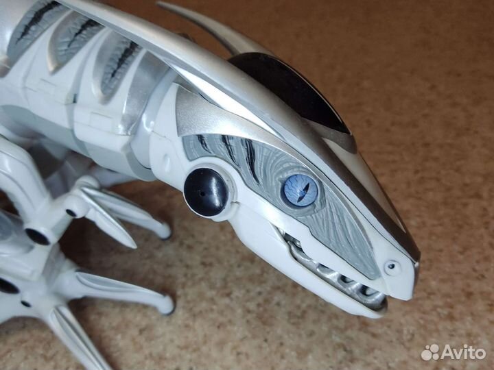 Большой динозавр на пульте управления