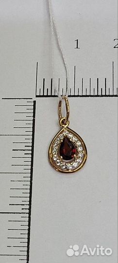 Золотая подвеска с камнем