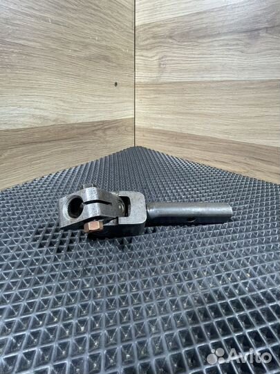 Рулевой карданчик Passat B4 357419951а