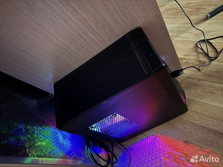 Игровой компьютер с монитором и клавиатурой