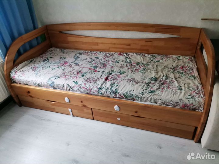 Кровать кушетка из массива