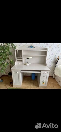 Туалетный стол, кровать, стул, рабочий стол