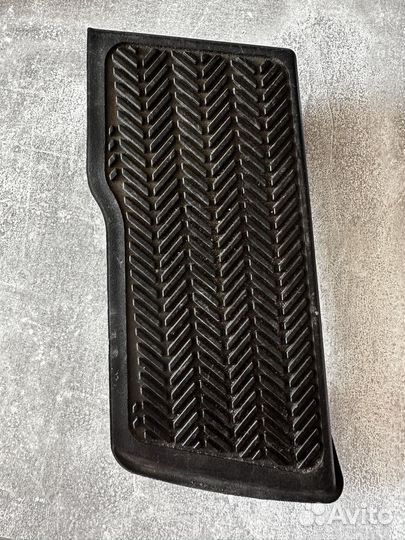 Упор для левой ноги на Lexus is 250