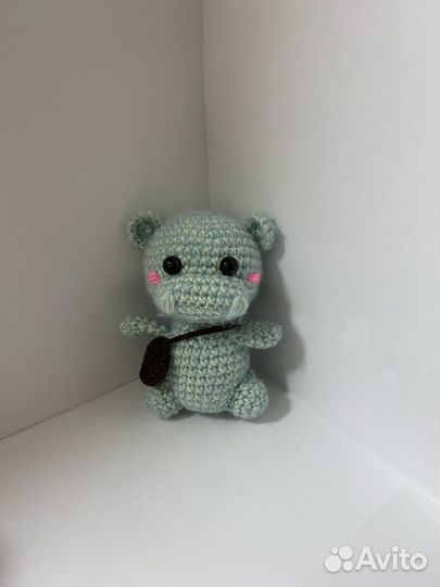 Вязанный бегемотик с сумочкой