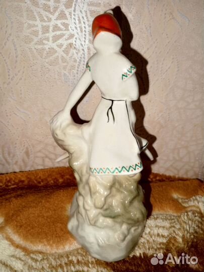 Фарфоровая статуэтка Сысерть, Птичница