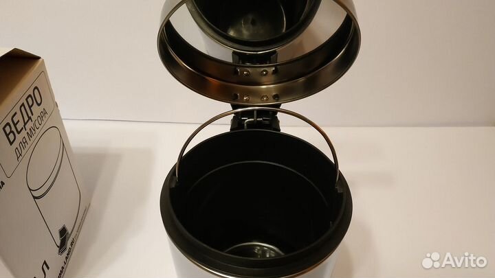 Новое ведро для мусора с педалью