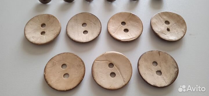 Много разных пуговиц. Цены написаны в объявлении