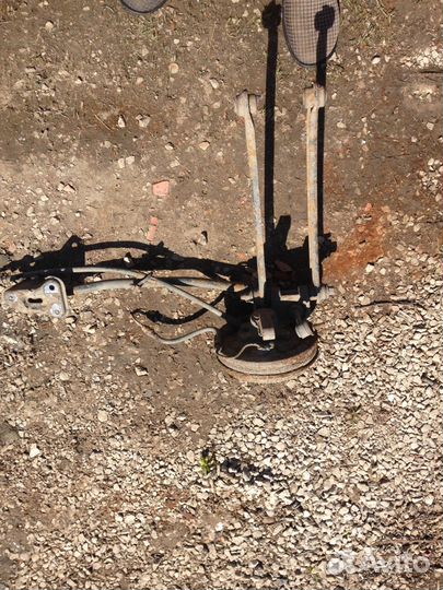 Кулак задний левый Хендай Акцент Hyundai Accent