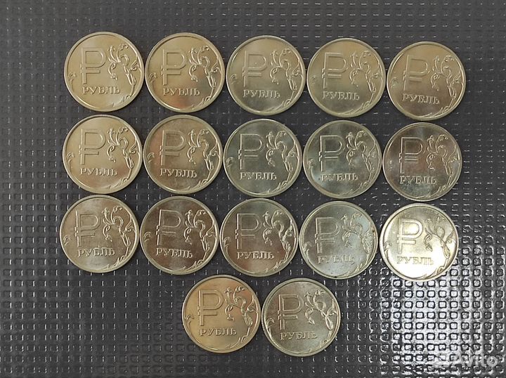 17 монет с графическим изображением рубля