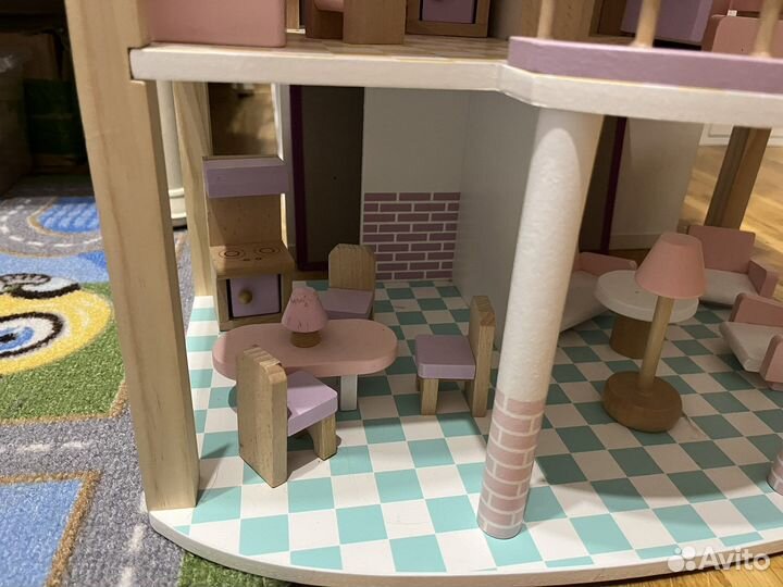 Деревянный кукольный домик