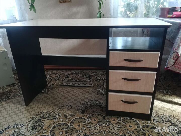 Письменный стол