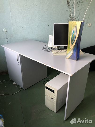 Рабочий стол с тумбой