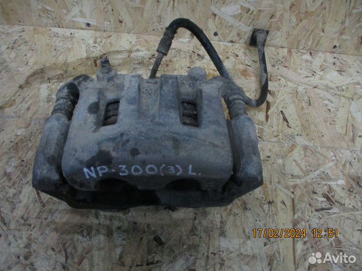 Суппорт передний правый Ниссан NP300