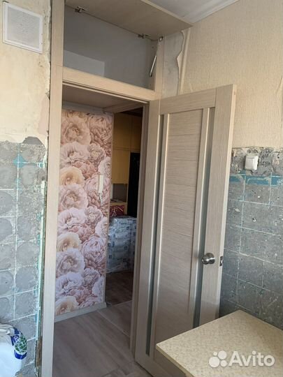 Дверь с ящиком