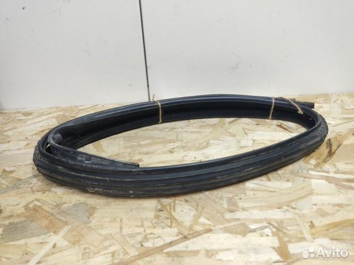 Уплотнитель стекла двери задний правый Ford Fiesta