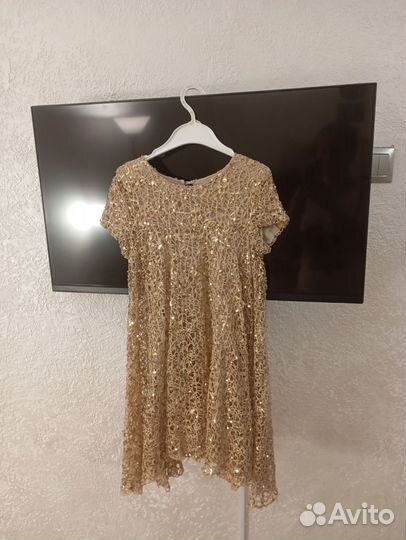 Платье в золотых пайетках. На год змеи