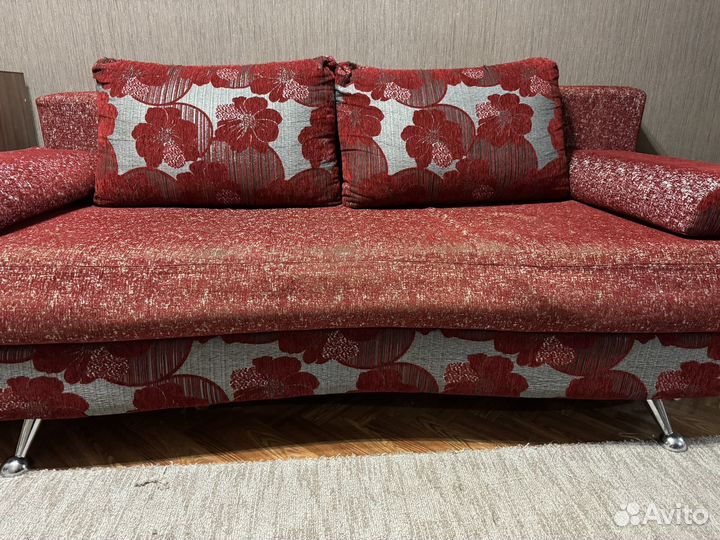 Диван прямой раскладной на ножках