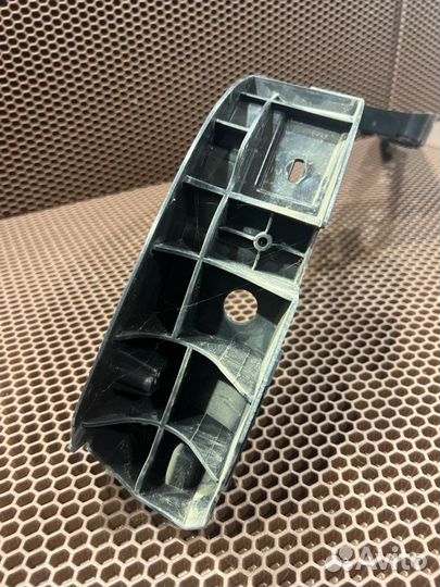 Кронштейн бампера задний правый Volkswagen Passat