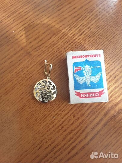 Золотая сережка одна