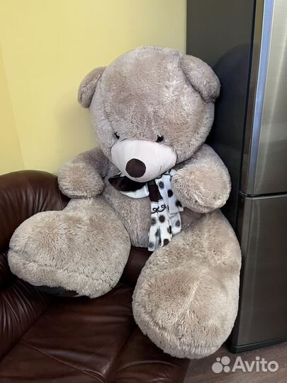 Большой плюшевый медведь