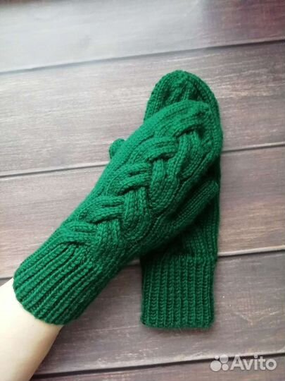 Вязаные варежки женские