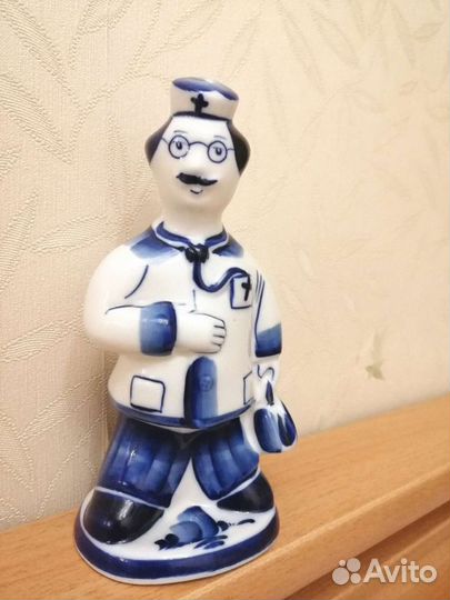 Статуэтка Доктор фарфор Гжель