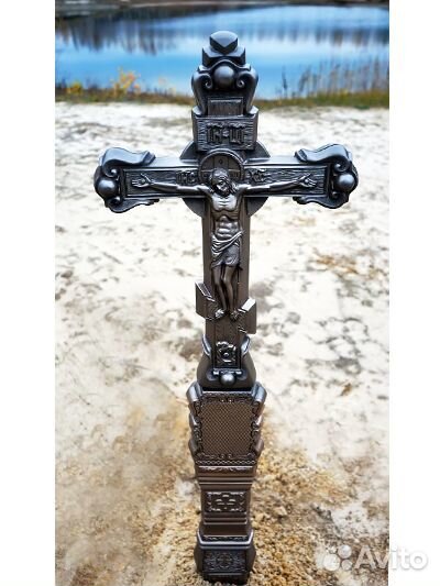 Православный крест из литого камня на кладбище