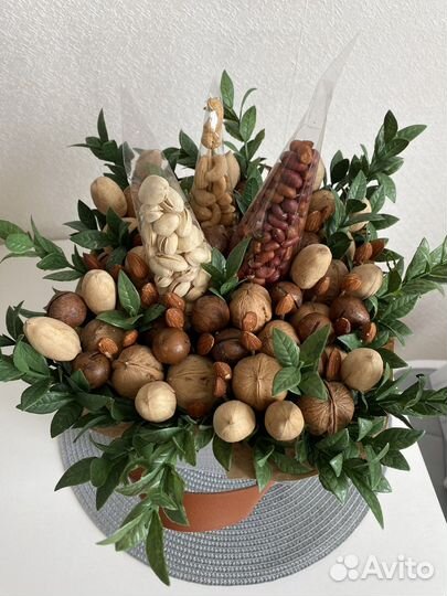 Композиции из конфет, орехов и сухофруктов