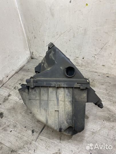 Корпус воздушного фильтра Audi A6