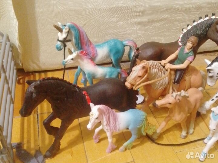 Фигурки лошадок