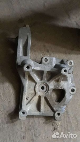 Кронштейн кондиционера toyota voxy azr60