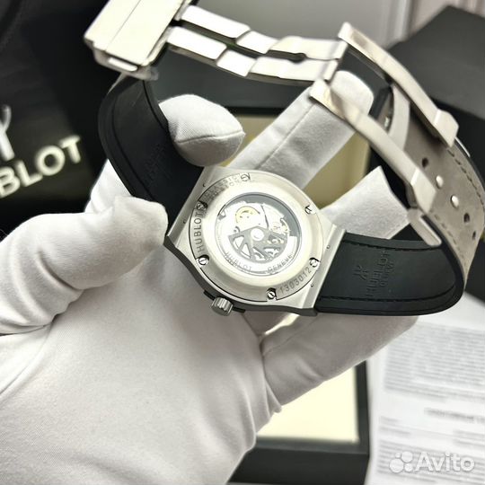 Часы Hublot с сапфировым стеклом